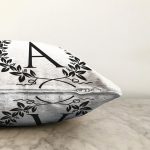 Siyah Beyaz Çelenkli A Harfi Özel Tasarım Dijital Baskılı Raşel Kadife Yastık Kırlent Kılıfı Realhomes