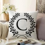 Siyah Beyaz Çelenkli C Harfi Özel Tasarım Dijital Baskılı Raşel Kadife Yastık Kırlent Kılıfı Realhomes