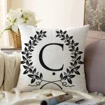 - Sonil-K9722-Gorsel1 - Realhomes Siyah Beyaz Çelenkli Ç Harfi Özel Tasarım Dijital Baskılı Raşel Kadife Yastık Kırlent Kılıfı Realhomes