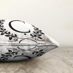 - Sonil-K9722-Gorsel3 - Realhomes Siyah Beyaz Çelenkli Ç Harfi Özel Tasarım Dijital Baskılı Raşel Kadife Yastık Kırlent Kılıfı Realhomes