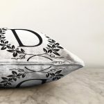 Siyah Beyaz Çelenkli D Harfi Özel Tasarım Dijital Baskılı Raşel Kadife Yastık Kırlent Kılıfı Realhomes