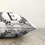 - Sonil-K9724-Gorsel3 - Realhomes Siyah Beyaz Çelenkli E Harfi Özel Tasarım Dijital Baskılı Raşel Kadife Yastık Kırlent Kılıfı Realhomes