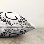 Siyah Beyaz Çelenkli G Harfi Özel Tasarım Dijital Baskılı Raşel Kadife Yastık Kırlent Kılıfı Realhomes