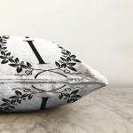 - Sonil-K9728-Gorsel3 - Realhomes Siyah Beyaz Çelenkli İ Harfi Özel Tasarım Dijital Baskılı Raşel Kadife Yastık Kırlent Kılıfı Realhomes