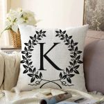 Siyah Beyaz Çelenkli K Harfi Özel Tasarım Dijital Baskılı Raşel Kadife Yastık Kırlent Kılıfı Realhomes