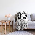 Siyah Beyaz Çelenkli K Harfi Özel Tasarım Dijital Baskılı Raşel Kadife Yastık Kırlent Kılıfı Realhomes