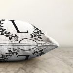 Siyah Beyaz Çelenkli L Harfi Özel Tasarım Dijital Baskılı Raşel Kadife Yastık Kırlent Kılıfı Realhomes