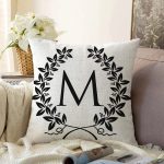 Siyah Beyaz Çelenkli M Harfi Özel Tasarım Dijital Baskılı Raşel Kadife Yastık Kırlent Kılıfı Realhomes