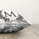 Siyah Beyaz Çelenkli M Harfi Özel Tasarım Dijital Baskılı Raşel Kadife Yastık Kırlent Kılıfı Realhomes