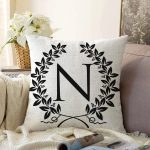 Siyah Beyaz Çelenkli N Harfi Özel Tasarım Dijital Baskılı Raşel Kadife Yastık Kırlent Kılıfı Realhomes