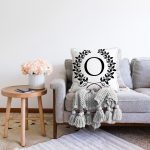 Siyah Beyaz Çelenkli O Harfi Özel Tasarım Dijital Baskılı Raşel Kadife Yastık Kırlent Kılıfı Realhomes