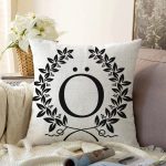 Siyah Beyaz Çelenkli Ö Harfi Özel Tasarım Dijital Baskılı Raşel Kadife Yastık Kırlent Kılıfı Realhomes