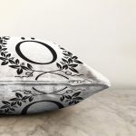 Siyah Beyaz Çelenkli Ö Harfi Özel Tasarım Dijital Baskılı Raşel Kadife Yastık Kırlent Kılıfı Realhomes