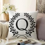 - Sonil-K9738-Gorsel1 - Realhomes Siyah Beyaz Çelenkli Q Harfi Özel Tasarım Dijital Baskılı Raşel Kadife Yastık Kırlent Kılıfı Realhomes