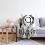 - Sonil-K9738-Gorsel2 - Realhomes Siyah Beyaz Çelenkli Q Harfi Özel Tasarım Dijital Baskılı Raşel Kadife Yastık Kırlent Kılıfı Realhomes