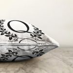 - Sonil-K9738-Gorsel3 - Realhomes Siyah Beyaz Çelenkli Q Harfi Özel Tasarım Dijital Baskılı Raşel Kadife Yastık Kırlent Kılıfı Realhomes