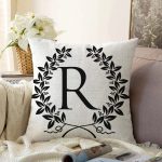 Siyah Beyaz Çelenkli R Harfi Özel Tasarım Dijital Baskılı Raşel Kadife Yastık Kırlent Kılıfı Realhomes