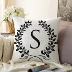 - Sonil-K9740-Gorsel1 - Realhomes Siyah Beyaz Çelenkli S Harfi Özel Tasarım Dijital Baskılı Raşel Kadife Yastık Kırlent Kılıfı Realhomes