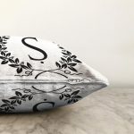 Siyah Beyaz Çelenkli Ş Harfi Özel Tasarım Dijital Baskılı Raşel Kadife Yastık Kırlent Kılıfı Realhomes