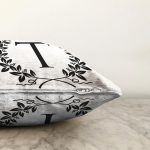 - Sonil-K9742-Gorsel3 - Realhomes Siyah Beyaz Çelenkli T Harfi Özel Tasarım Dijital Baskılı Raşel Kadife Yastık Kırlent Kılıfı Realhomes