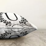 Siyah Beyaz Çelenkli U Harfi Özel Tasarım Dijital Baskılı Raşel Kadife Yastık Kırlent Kılıfı Realhomes