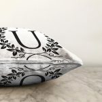 Siyah Beyaz Çelenkli Ü Harfi Özel Tasarım Dijital Baskılı Raşel Kadife Yastık Kırlent Kılıfı Realhomes