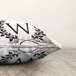 Siyah Beyaz Çelenkli W Harfi Özel Tasarım Dijital Baskılı Raşel Kadife Yastık Kırlent Kılıfı Realhomes