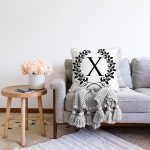 Siyah Beyaz Çelenkli X Harfi Özel Tasarım Dijital Baskılı Raşel Kadife Yastık Kırlent Kılıfı Realhomes