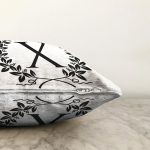 Siyah Beyaz Çelenkli X Harfi Özel Tasarım Dijital Baskılı Raşel Kadife Yastık Kırlent Kılıfı Realhomes