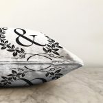 Siyah Beyaz Çelenkli & Harfi Özel Tasarım Dijital Baskılı Raşel Kadife Yastık Kırlent Kılıfı Realhomes