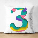 - Suet-K9489-Gorsel1 - Realhomes Beyaz Zemin Renkli 3 Rakamlı Özel Tasarım Modern Suet Yastık Kırlent Kılıfı Realhomes