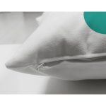 - Suet-K9493-Gorsel3 - Realhomes Beyaz Zemin Renkli 7 Rakamlı Özel Tasarım Modern Suet Yastık Kırlent Kılıfı Realhomes