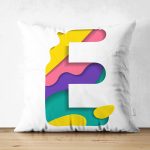 - Suet-K9501-Gorsel1 - Realhomes Beyaz Zemin Renkli E Harfli Özel Tasarım Modern Suet Yastık Kırlent Kılıfı Realhomes