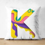 - Suet-K9508-Gorsel1 - Realhomes Beyaz Zemin Renkli K Harfli Özel Tasarım Modern Suet Yastık Kırlent Kılıfı Realhomes