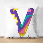 - Suet-K9522-Gorsel1 - Realhomes Beyaz Zemin Renkli V Harfli Özel Tasarım Modern Suet Yastık Kırlent Kılıfı Realhomes