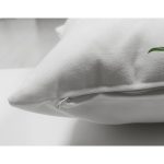 - Suet-K9537-Gorsel3 - Realhomes Beyaz Zemin Yaprak Temalı İ Harfi Özel Tasarım Modern Suet Yastık Kırlent Kılıfı Realhomes