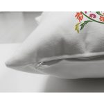 - Suet-K9549-Gorsel3 - Realhomes Beyaz Zemin Yaprak Temalı S Harfi Özel Tasarım Modern Suet Yastık Kırlent Kılıfı Realhomes