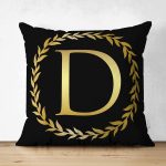 - Suet-K9563-Gorsel1 - Realhomes Siyah Zemin Gold Yaprak Çerçeveli D Harfi Özel Tasarım Modern Suet Yastık Kırlent Kılıfı Realhomes