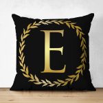 - Suet-K9564-Gorsel1 - Realhomes Siyah Zemin Gold Yaprak Çerçeveli E Harfi Özel Tasarım Modern Suet Yastık Kırlent Kılıfı Realhomes