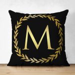 - Suet-K9573-Gorsel1 - Realhomes Siyah Zemin Gold Yaprak Çerçeveli M Harfi Özel Tasarım Modern Suet Yastık Kırlent Kılıfı Realhomes