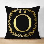 - Suet-K9576-Gorsel1 - Realhomes Siyah Zemin Gold Yaprak Çerçeveli Ö Harfi Özel Tasarım Modern Suet Yastık Kırlent Kılıfı Realhomes
