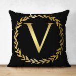 - Suet-K9585-Gorsel1 - Realhomes Siyah Zemin Gold Yaprak Çerçeveli V Harfi Özel Tasarım Modern Suet Yastık Kırlent Kılıfı Realhomes