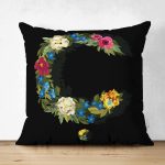 - Suet-K9594-Gorsel1 - Realhomes Siyah Zemin Renkli Gül Temalı Ç Harfi Özel Tasarım Modern Suet Yastık Kırlent Kılıfı Realhomes