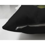 - Suet-K9607-Gorsel3 - Realhomes Siyah Zemin Renkli Gül Temalı O Harfi Özel Tasarım Modern Suet Yastık Kırlent Kılıfı Realhomes