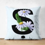 - Suet-K9645-Gorsel1 - Realhomes Mavi Zemin Çiçek Desenli Siyah Ş Harfi Özel Tasarım Modern Suet Yastık Kırlent Kılıfı Realhomes