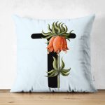 - Suet-K9646-Gorsel1 - Realhomes Mavi Zemin Çiçek Desenli Siyah T Harfi Özel Tasarım Modern Suet Yastık Kırlent Kılıfı Realhomes