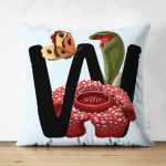 - Suet-K9650-Gorsel1 - Realhomes Mavi Zemin Çiçek Desenli Siyah W Harfi Özel Tasarım Modern Suet Yastık Kırlent Kılıfı Realhomes