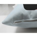 - Suet-K9650-Gorsel3 - Realhomes Mavi Zemin Çiçek Desenli Siyah W Harfi Özel Tasarım Modern Suet Yastık Kırlent Kılıfı Realhomes