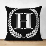 - Suet-K9663-Gorsel1 - Realhomes Siyah Beyaz Çelenkli H Harfi Özel Tasarım Modern Suet Yastık Kırlent Kılıfı Realhomes