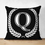 - Suet-K9674-Gorsel1 - Realhomes Siyah Beyaz Çelenkli Q Harfi Özel Tasarım Modern Suet Yastık Kırlent Kılıfı Realhomes